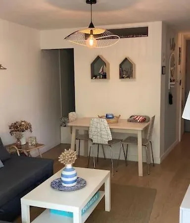 Cosy, Vue Sur Parc, 3 Mins Benoit Apartment *